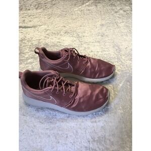 Nike Roshe‎ One Shoes Womens 7 Pink Satin Athletic Training Sneakers 599729-618